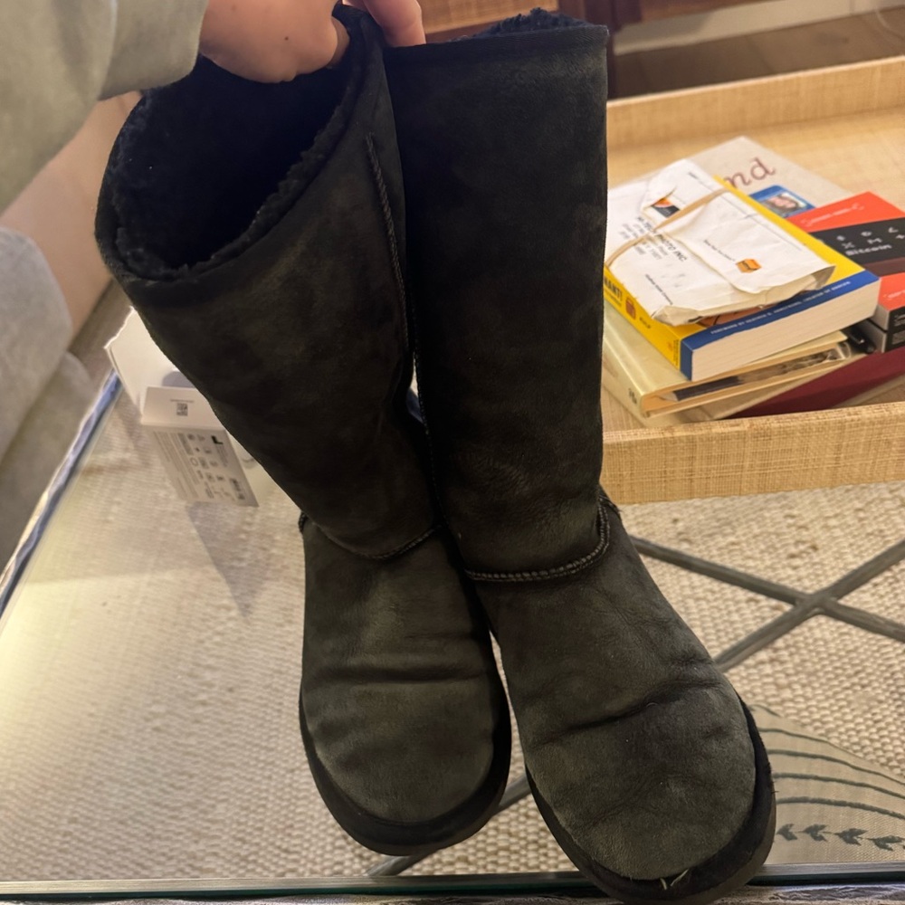 Black Uggs size 7